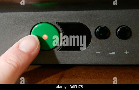 Finger, einen Standby-Knopf auf einem Fernseher, Regensburg, Bayern, Deutschland, Europa Stockfoto