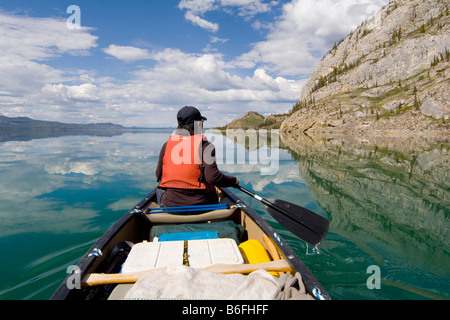 Kanufahrer auf ruhigen Lake Laberge, Reflexionen, Yukon Territorium, Kanada, Nordamerika Stockfoto