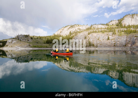 Kanuten auf ruhigen Lake Laberge, Reflexionen, Yukon Territorium, Kanada, Nordamerika Stockfoto