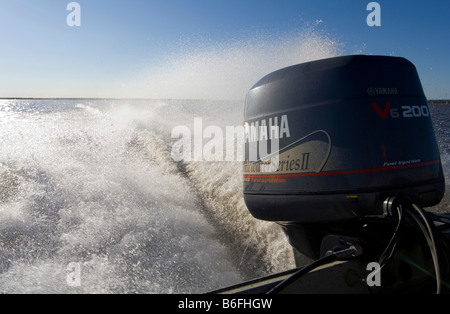 Yamaha Motor auf einem Boot, sprühen Wasser, Mackenzie River Delta, Northwest Territories, Kanada, Nordamerika Stockfoto