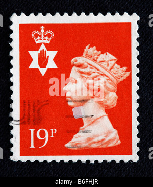 Königin Elizabeth II des Vereinigten Königreichs (1952, präsentieren) mit Wappen von Nordirland, Briefmarke, UK Stockfoto