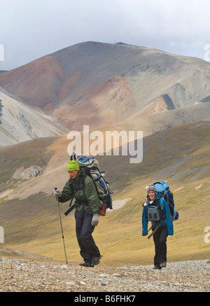 Zwei Wanderer, Rucksacktouristen, Frauen, aufsteigender Hoge Pass, alpine Tundra, Donjek Route, Kluane National Park, St. Elias Mountains, Yu Stockfoto