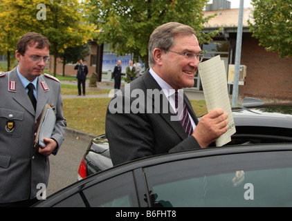 Bundesminister der Verteidigung Franz Josef Jung besucht die strategische Aufklärung Commando in Grafschaft, Rheinland-Pfalz Stockfoto