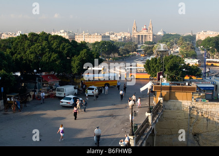 Die Bushaltestelle befindet sich außerhalb Valletta auf Malta. Stockfoto