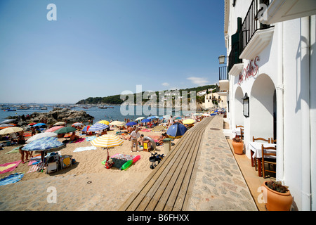 Strand an der Bucht von Calella de Palafrugell, Costa Brava, Katalonien, Mittelmeer, Spanien, Europa Stockfoto