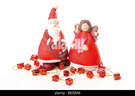 Weihnachtsmann und Engelfiguren mit Geschenken Stockfoto