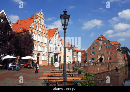 Historischen Bezirk von Stade, Fachwerk Häuser im alten Hafen, mit Bürgermeister Hintze House und das Schwedenspeicher-Museum L Stockfoto