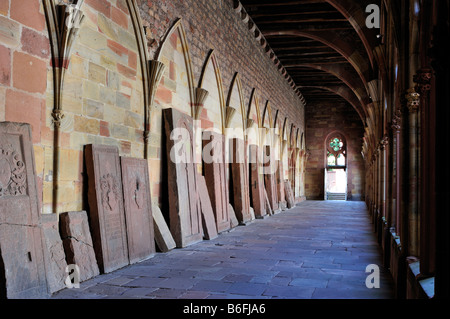 Eglise Catholique Paroisse Sainte Trinité oder Kirche der Heiligen Dreifaltigkeit, unvollendeten Kreuzgang ohne Bögen, Cloitre Inacheve S Stockfoto