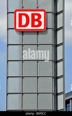 Solar-Panels und ein DB-Logo, Berlin Hauptbahnhof, Berlin Hauptbahnhof, Lehrter Bahnhof, Berlin, Deutschland, Europa Stockfoto