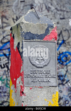 Original DDR Grenze post vor das Mauermuseum am Checkpoint Charlie, Berlin, Deutschland, Europa Stockfoto