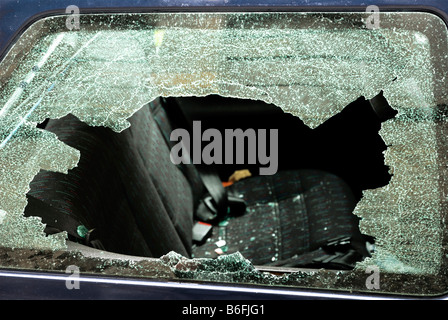 Auto mit einem zertrümmerten im Seitenfenster, Diebstahl, Bruch, in Finistere, Bretagne, Frankreich, Europa Stockfoto