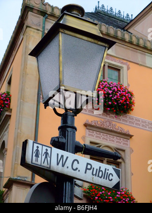 Straßenlaterne mit einem Schild für öffentliche Toiletten in Frankreich Stockfoto