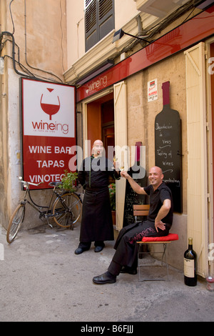 Wineing, Wein-Bar und Restaurant, Kellner David Perez und Antonio Fromelius, direkt vor der Bar, Palma De Mallorca, Maj Stockfoto