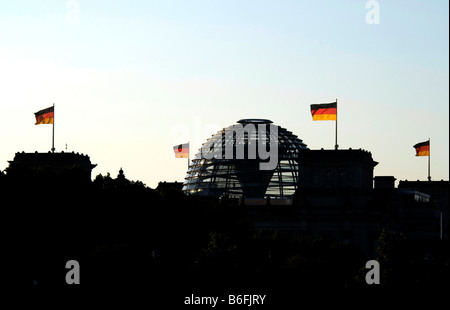 Reichstagsgebäude in der Silhouette mit deutschen Fahnen, Berlin, Deutschland, Europa Stockfoto