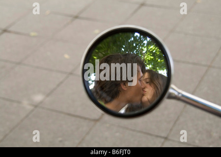 Paar küssen reflektiert in einem Spiegel Stockfoto