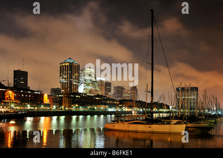 Yachten in der Nacht im alten Hafen Puerto Madero, restauriert für Touristen, Buenos Aires, Argentinien, Südamerika Stockfoto