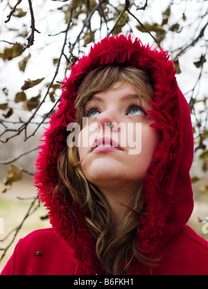 Mädchen in einem roten hooded Fleece. Stockfoto