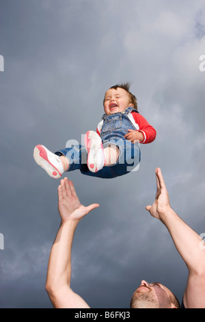 Vater, 32 Jahre alt, und seine fliegenden Tochter, 13 Monate alt, außerhalb Stockfoto