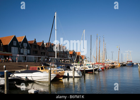 Boote im Hafen von Volendam Niederlande Stockfoto