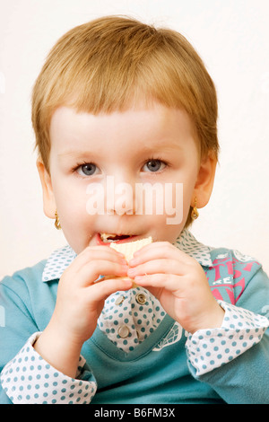 Kleines Mädchen, 3 Jahre, Waffel essen Stockfoto