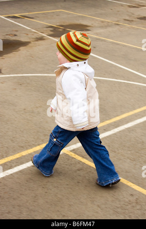 Kleines Mädchen auf einem Spielplatz, 3 Jahre Stockfoto