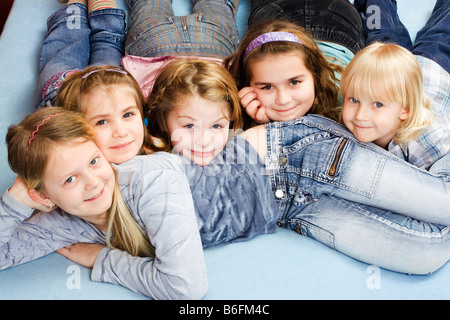 Gruppe von Kindern, Mädchen aus links 11, 6, 9 und 9 Jahre junge 4 Jahre Stockfoto