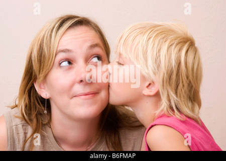 33 Jahre, Mutter und Tochter, 7 Jahre alt Stockfoto