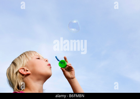 Mädchen, 7 Jahre alt, mit Luftblasen Stockfoto