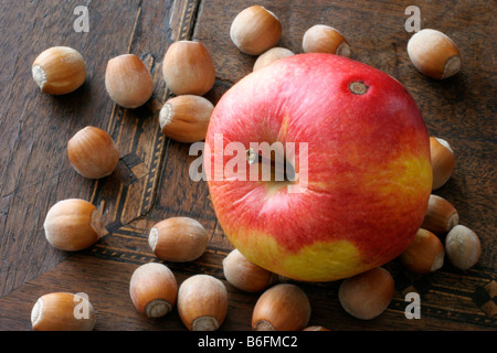 Verhutzelten Apfel und Haselnüssen Stockfoto