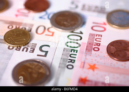 Euro-Scheine und Münzen Stockfoto