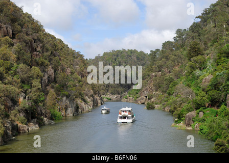 Ausflugsboote auf dem Esk River in der Nähe von Launceston, Tasmania, Australien Stockfoto