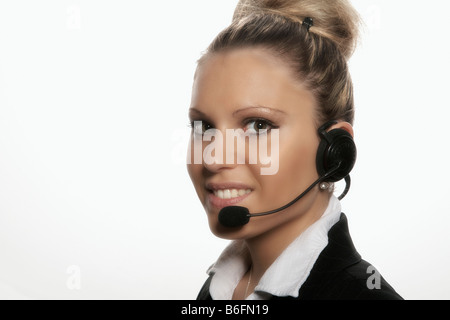 Geschäftsfrau trägt einen Kopfhörer Stockfoto
