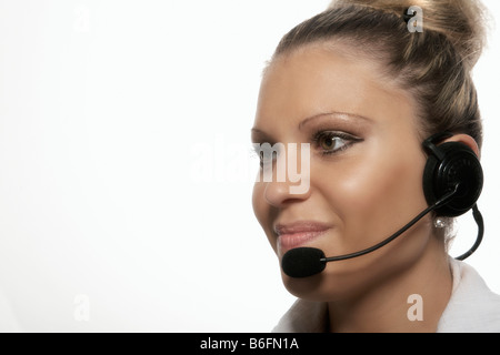 Geschäftsfrau trägt einen Kopfhörer Stockfoto