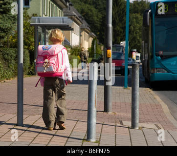 6 Jahre altes Kind auf dem Weg zur Schule, Frankfurt am Main, Hessen, Deutschland, Europa Stockfoto