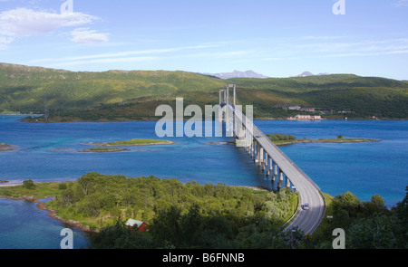 Brücke über einen Fjord, Lofoten, Norwegen, Skandinavien, Europa Stockfoto