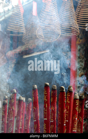 Brennende Räucherstäbchen und Rauch in Chua Thien-Hau-Tempel, Ho Chi Minh Stadt, Saigon, Vietnam, Südostasien Stockfoto