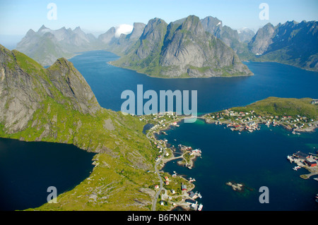 Blick vom Reinebringen auf Reine, Lake Reinevatnet und Kjerkfjorden mit rauen Bergen, Moskenesoya, Lofoten, Norwegen, skandina Stockfoto