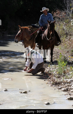 Goldwaschen in einem texanischen Fluss Anspruch Digger auf dem Pferderücken Stockfoto