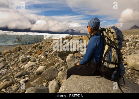 Junge Frau, Backpacker, Wanderer genießen die Aussicht auf Donjek Gletscher, St. Elias Gebirge, Donjek Route, Kluane National Park, Yu Stockfoto