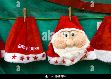 UK Cheshire Chester Eastgate Street Christmas Street Händler Stall zu verkaufen Weihnachtsmann-Mützen Stockfoto