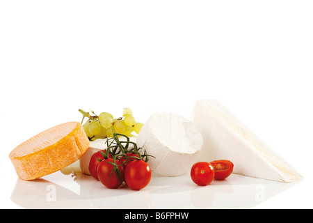 Camembert, verschiedene Käse, Tomaten und Trauben Stockfoto
