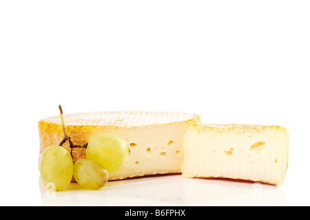 Camembert Käse und Trauben Stockfoto