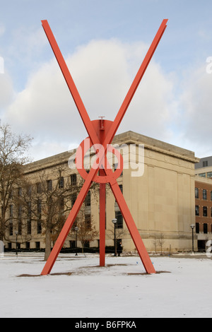 Orion-Skulptur von Mark di Suveros vor der University of Michigan Museum of Art. Stockfoto