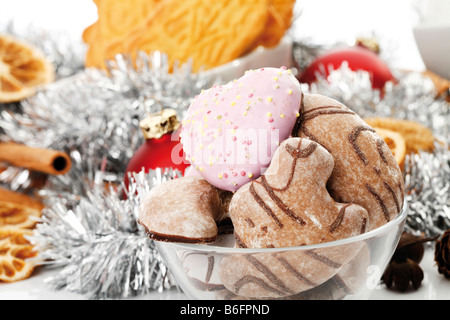 Lebkuchen, Weihnachten Dekorationen, Zimtstangen, Orangenscheiben, Nüssen und Christbaumkugeln Stockfoto