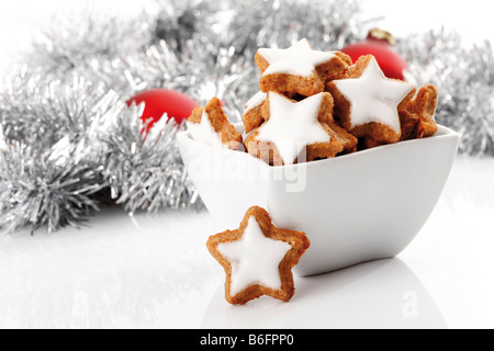 Aromatisierte sternförmige Zimtgebäck, Christbaumkugeln und Dekoration Stockfoto