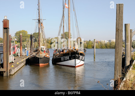 Anlegemanöver Eines Fischkutters in Finkenwerder Deutschland Liegeplätze Manöver von einem Fischkutter in Finkenwerder Deutschland Stockfoto