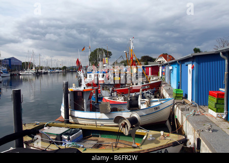 Fischereifahrzeuge, Angelboote/Fischerboote und Yachten im Hafen von Niendorf, Ostsee Badeort Timmendorfer Strand Niendorf distri Stockfoto