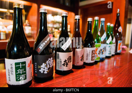 Sake Flaschen auf dem Display an der Sake-Museum in Shibu Nagano Japan Stockfoto