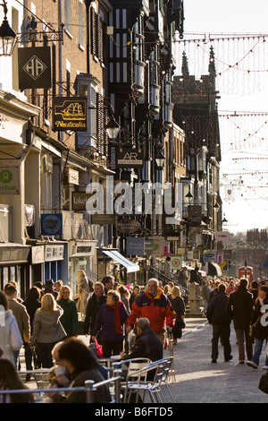 UK Cheshire Chester Bridge Street am Weihnachts-Shopper unter den Zeilen Stockfoto