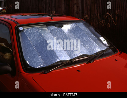 Silberne Folie Material wie Sun Reflektor innen Windschutzscheibe des Rotes  Auto im Sonnenschein Abschirmung Innenausstattung aus Sonnenwärme geparkt  auf heißen Sommertag England Großbritannien Stockfotografie - Alamy